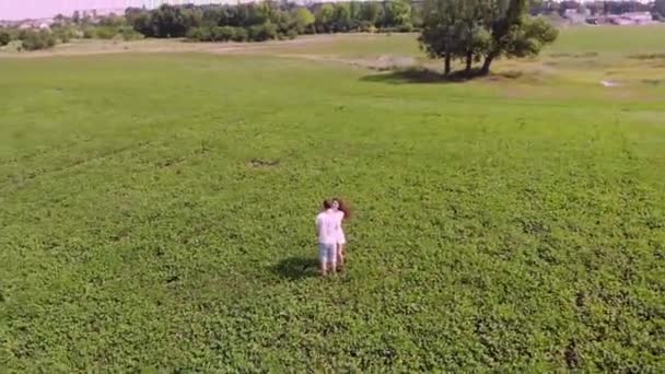 Video Lifestyle Twee Geliefden Mensen Liefdesverhaal Quadcopter Jongen Meisje Lopen — Stockvideo