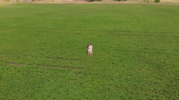 Gaya Hidup Video Dua Orang Pecinta Cerita Cinta Ditembak Quadcopter — Stok Video