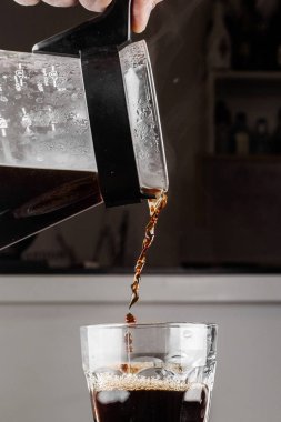 Kahve yapımında alternatif yöntem. kahve makinesi manuel dökme tarzı cam. Cofee siyah arka plan üzerinde bira