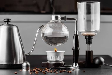 Kahve yapmak syphon alternatif yöntem. kahve makinesi manuel dökme tarzı cam. Cofee siyah arka plan üzerinde bira