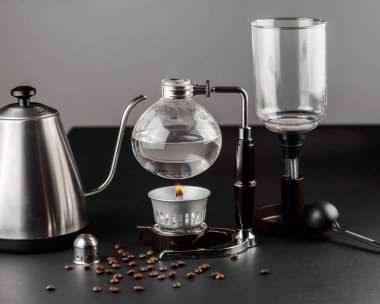 Kahve yapmak syphon alternatif yöntem. kahve makinesi manuel dökme tarzı cam. Cofee siyah arka plan üzerinde bira