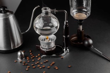 Kahve yapmak syphon alternatif yöntem. kahve makinesi manuel dökme tarzı cam. Cofee siyah arka plan üzerinde bira