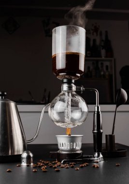 Kahve yapmak syphon alternatif yöntem. kahve makinesi manuel dökme tarzı cam. Cofee siyah arka plan üzerinde bira