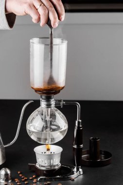 Kahve yapmak syphon alternatif yöntem. kahve makinesi manuel dökme tarzı cam. Cofee siyah arka plan üzerinde bira
