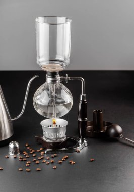 Kahve yapmak syphon alternatif yöntem. kahve makinesi manuel dökme tarzı cam. Cofee siyah arka plan üzerinde bira