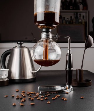 Kahve yapmak syphon alternatif yöntem. kahve makinesi manuel dökme tarzı cam. Cofee siyah arka plan üzerinde bira