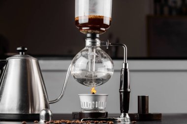 Kahve yapmak syphon alternatif yöntem. kahve makinesi manuel dökme tarzı cam. Cofee siyah arka plan üzerinde bira