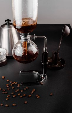 Kahve yapmak syphon alternatif yöntem. kahve makinesi manuel dökme tarzı cam. Cofee siyah arka plan üzerinde bira