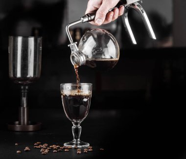 Kahve yapmak syphon alternatif yöntem. kahve makinesi manuel dökme tarzı cam. Cofee siyah arka plan üzerinde bira