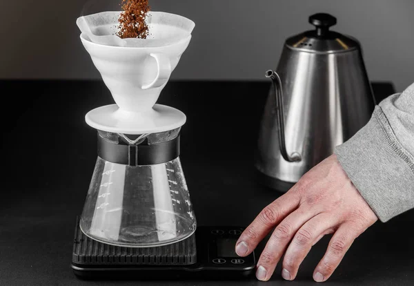 Méthode alternative de faire du café. cafetière est un verre manuel de style verso. Cofee brassage sur fond noir — Photo