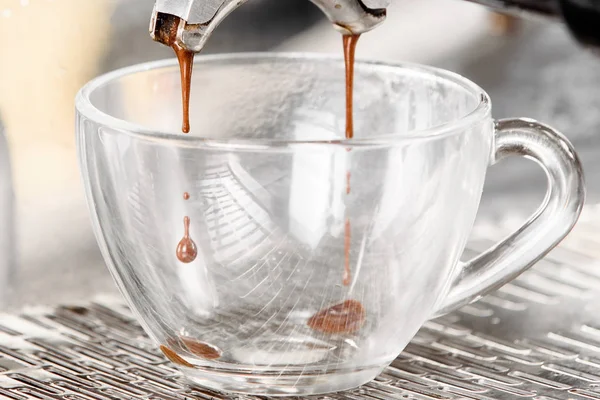 Альтернативний спосіб приготування кави. кавоварка це ручне скло, що переливається. Заварювання кофеїну на чорному тлі — стокове фото