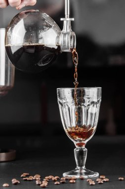 Kahve yapmak syphon alternatif yöntem. kahve makinesi manuel dökme tarzı cam. Cofee siyah arka plan üzerinde bira