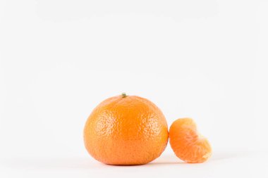 Beyaz arka planda mandalina. Narenciye. Sağlıklı tazelik gıda. Vitaminli portakal meyvesi