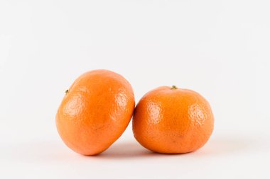 Beyaz arka planda mandalina. Narenciye. Sağlıklı tazelik gıda. Vitaminli portakal meyvesi