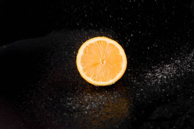 Siyah arka plan üzerinde su damlaları ile greyfurt. Narenciye. Sağlıklı tazelik gıda. vitaminli meyve