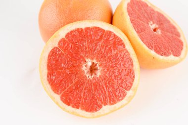 Beyaz arka planda greyfurt. Narenciye. Sağlıklı tazelik gıda. vitaminli meyve