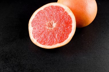 Siyah arka planda greyfurt. Narenciye. Sağlıklı tazelik gıda. vitaminli meyve