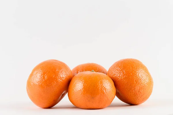 Mandarín sobre fondo blanco. Cítricos. Comida sana y fresca. Fruta naranja con vitamina — Foto de Stock