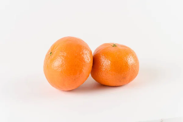 Mandarin fehér alapon. Citrusfélék. Egészséges frisseség élelmiszer. Narancsszínű gyümölcsök vitaminnal — Stock Fotó