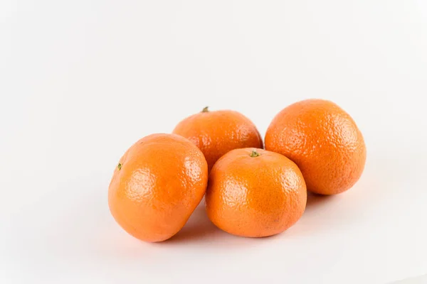 Mandarín sobre fondo blanco. Cítricos. Comida sana y fresca. Fruta naranja con vitamina — Foto de Stock