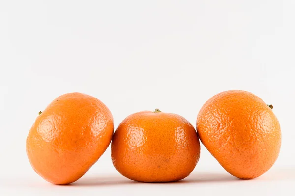 Mandarim sobre fundo branco. Frutas cítricas. Comida saudável de frescura. Fruta de laranja com vitamina — Fotografia de Stock