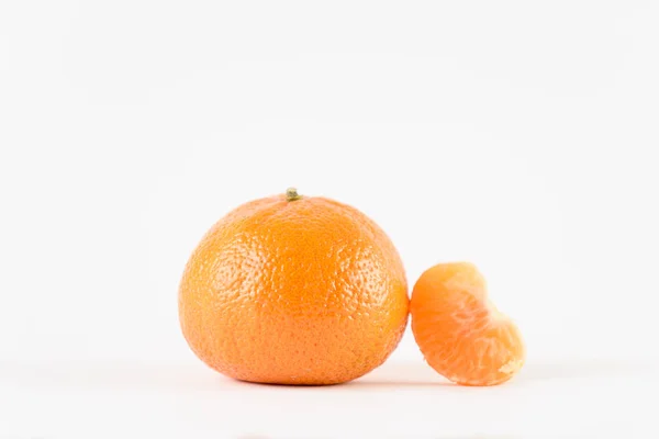 Mandarim sobre fundo branco. Frutas cítricas. Comida saudável de frescura. Fruta de laranja com vitamina — Fotografia de Stock