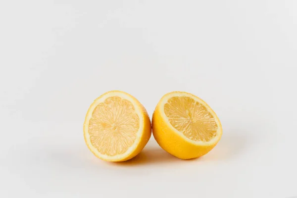 Citromos vízcseppek fehér alapon. Citrusfélék. Egészséges frisseség élelmiszer. gyümölcs-vitaminnal — Stock Fotó