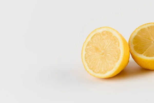 Limão com gotas de água no fundo branco. Frutas cítricas. Comida saudável de frescura. fruta com vitamina — Fotografia de Stock