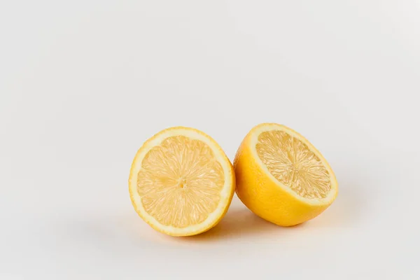 Cytryna z wodą spada na białym tle. Owoce cytrusowe. Zdrowa świeżość żywności. owoce z witaminą — Zdjęcie stockowe