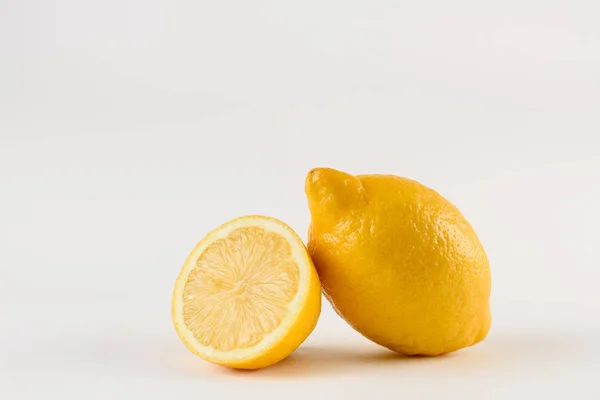 Limão com gotas de água no fundo branco. Frutas cítricas. Comida saudável de frescura. fruta com vitamina — Fotografia de Stock