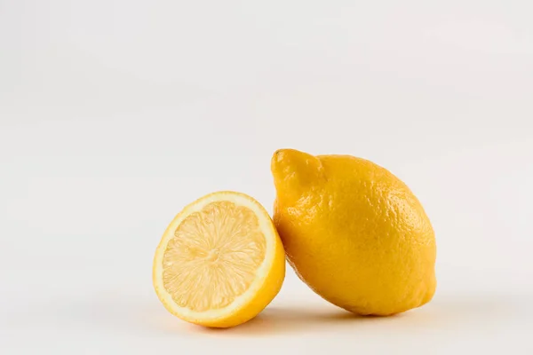 Limón con gotas de agua sobre fondo blanco. Cítricos. Comida sana y fresca. fruta con vitamina —  Fotos de Stock