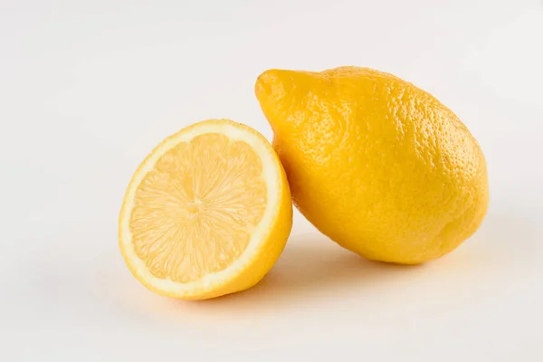 Limão com gotas de água no fundo branco. Frutas cítricas. Comida saudável de frescura. fruta com vitamina — Fotografia de Stock