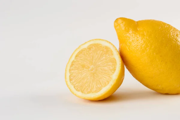 Citromos vízcseppek fehér alapon. Citrusfélék. Egészséges frisseség élelmiszer. gyümölcs-vitaminnal — Stock Fotó