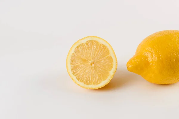 Limão com gotas de água no fundo branco. Frutas cítricas. Comida saudável de frescura. fruta com vitamina — Fotografia de Stock