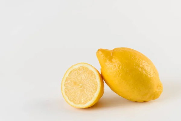 Limão com gotas de água no fundo branco. Frutas cítricas. Comida saudável de frescura. fruta com vitamina — Fotografia de Stock