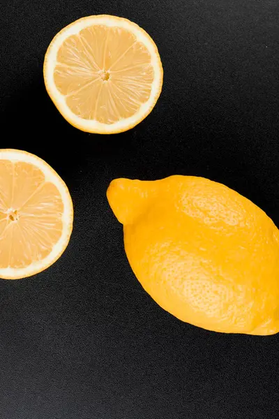 Limão sobre fundo preto. Frutas cítricas. Comida saudável de frescura. fruta com vitamina — Fotografia de Stock