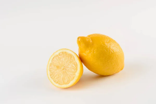 Lemon dengan tetes air di latar belakang putih. Buah jeruk. Makanan segar yang sehat. buah dengan vitamin — Stok Foto