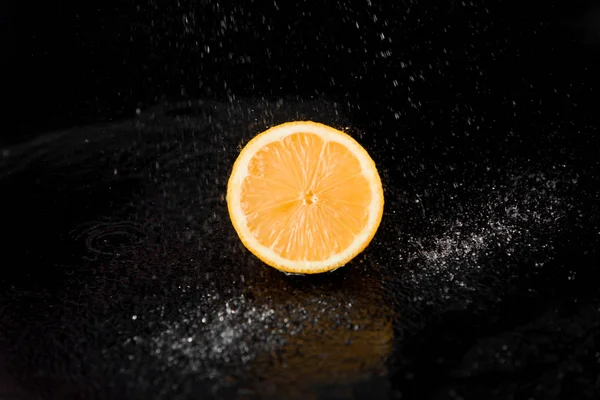 Toranja com gotas de água no fundo preto. Frutas cítricas. Comida saudável de frescura. fruta com vitamina — Fotografia de Stock