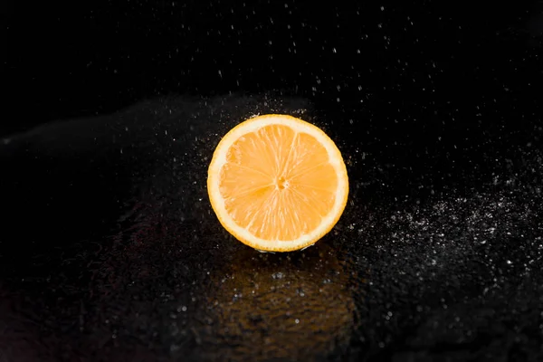 Toranja com gotas de água no fundo preto. Frutas cítricas. Comida saudável de frescura. fruta com vitamina — Fotografia de Stock