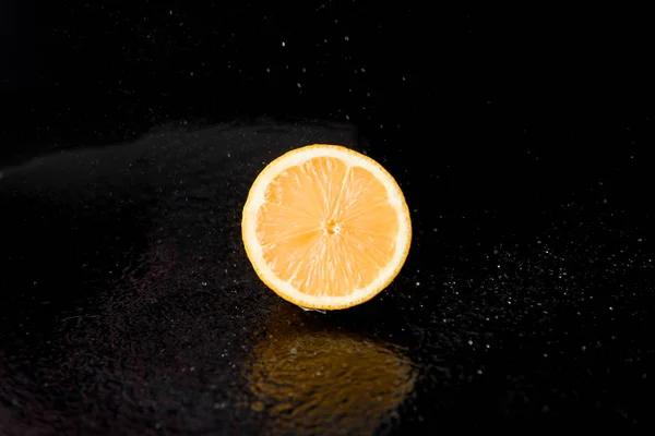 Toranja com gotas de água no fundo preto. Frutas cítricas. Comida saudável de frescura. fruta com vitamina — Fotografia de Stock