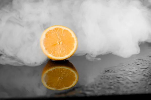 Toranja com fumaça sobre fundo preto. Frutas cítricas. Comida saudável de frescura. fruta com vitamina — Fotografia de Stock