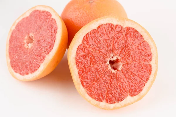 Грейпфрут на белом фоне. Цитрусовые. Здоровую свежесть пищи. фрукты с витамином — стоковое фото