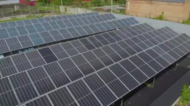 4K güneş panelleri İHA 'dan yere sabitlendi. Ev için bedava elektrik. Gezegenin sürdürülebilirliği. Yeşil enerji. Güneş pilleri enerji santrali. Ekolojik temiz enerji. Yerdeki mavi paneller.