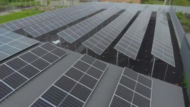 4K güneş panelleri İHA 'dan yere sabitlendi. Ev için bedava elektrik. Gezegenin sürdürülebilirliği. Yeşil enerji. Güneş pilleri enerji santrali. Ekolojik temiz enerji. Yerdeki mavi paneller.