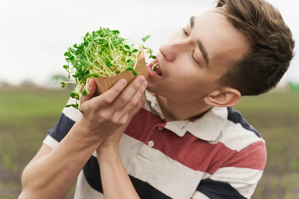 Vegansk Man Äter Blad Mikrogrönt Solrosfrön Med Jord Miljövänliga Engångskartong — Stockfoto