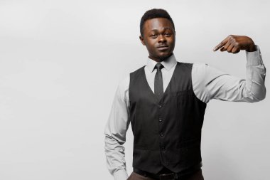 Afrikalı kendini gösteriyor çünkü online bahsi kazanıyor. 