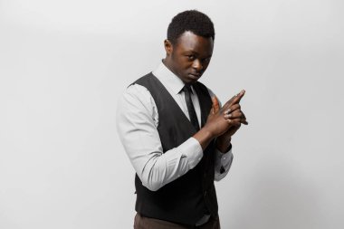 Afrikalı bir adamın online dil kursları. Stüdyoda beyaz arka planda iş portresi. Çevrim içi iş.