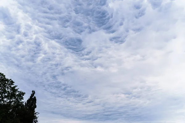 美しい青い雲と恐ろしい空の嵐 土地の性質 風の強い日 — ストック写真