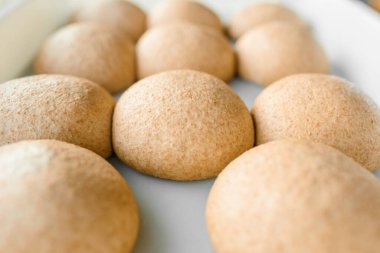 Unlu buğday hamuru. İtalyan sarısı hamurlu pizza pişirmek. Lokantada yiyecek bomboş. Un ürünleri