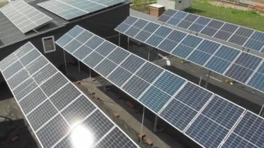 İnsansız hava aracının güneş hücreleri. Alternatif güneş panelleri enerji santrali. Gezegenin sürdürülebilirliği. Ev için yeşil enerji. Güneş mavisi elektrik modülleri yerde duruyor.